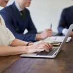 女性弁護士との打ち合わせ